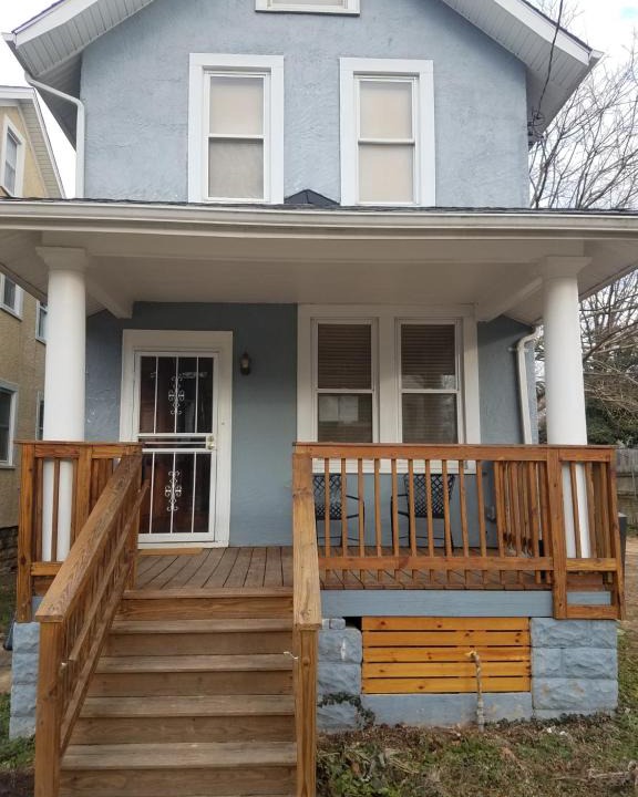 Woodridge House | 4BR 2 Full Bath Sleeps 10 Large Yard 2 Cars