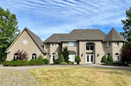 Welland Apartment | 5 acre Luxury estate 15 min from Niagara Falls