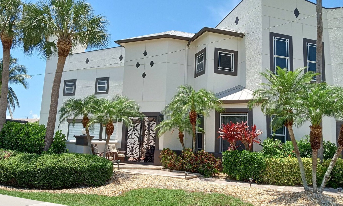 Naples Park Villa | 5 bdrm- Vanderbilt Beach Pool Mansion ! 4 Blocks to Beach & Mercado!