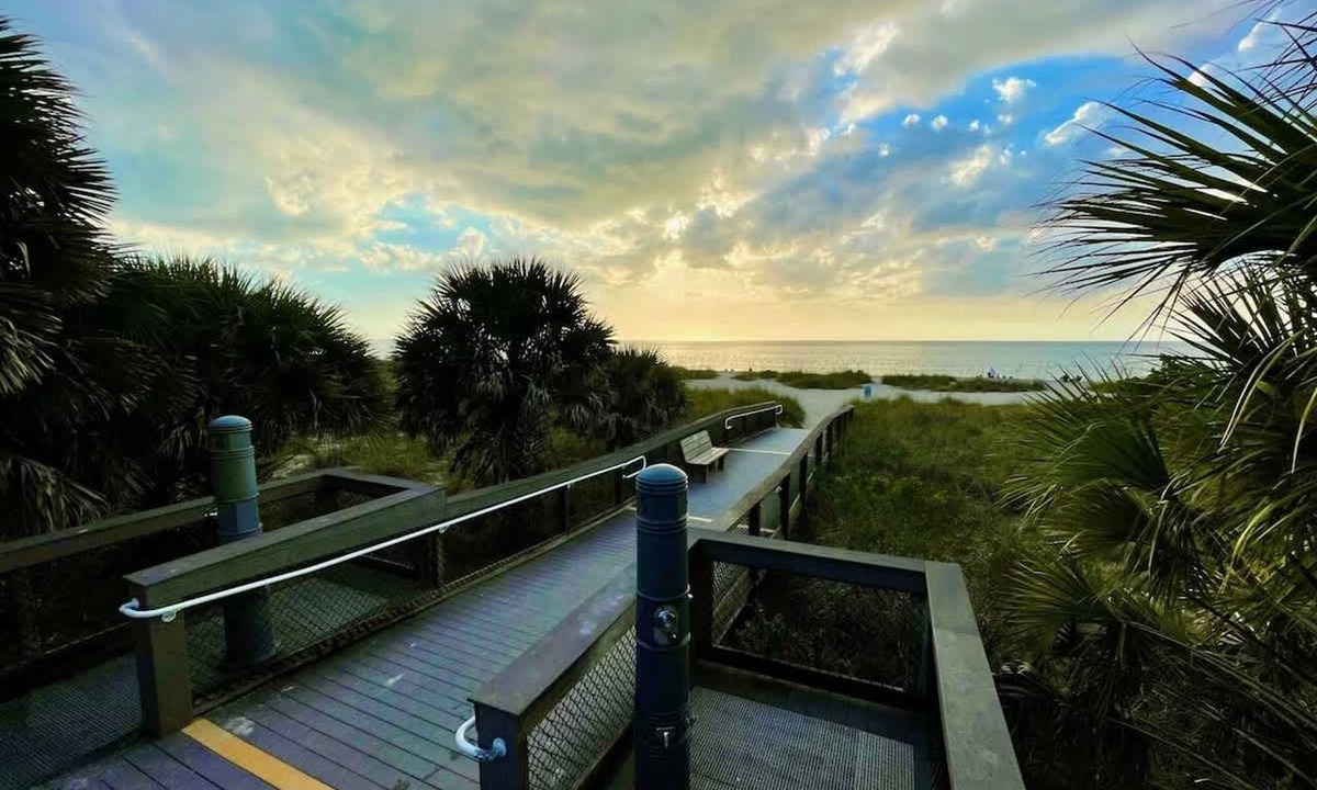Laurel Apartment | 5 Mins to Nokomis Beach Tropical Bungalow