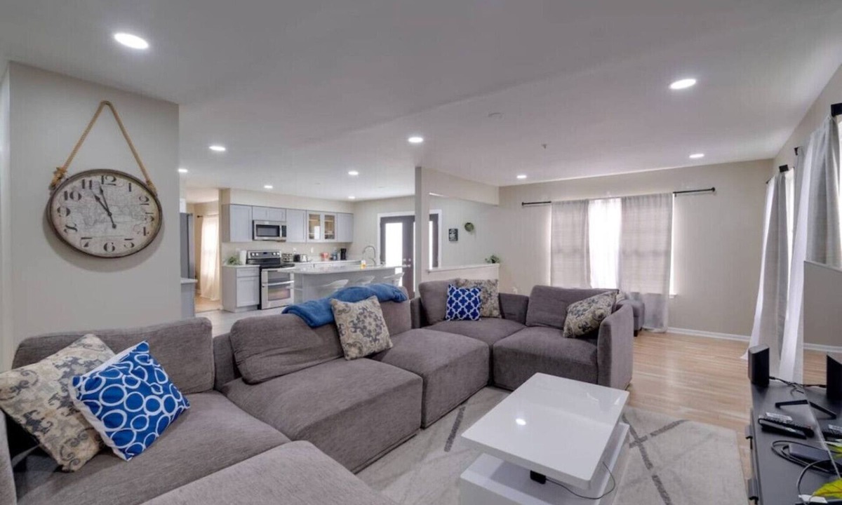 Silver Spring House | 6 Cozy Bedrooms | Peaceful | Modern Interior
