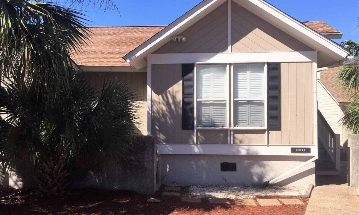Saint Helena Island House | 8 Fairway Club - Golf Course & Pond Views - Owner 6 Passenger Cart Incl.