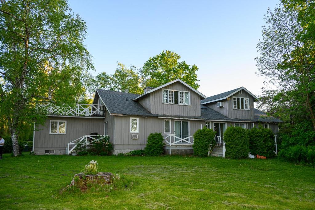 Georgina Ski Chalet | 8 Mayfair Entire 10BR Cottage Beach, Kayaks
