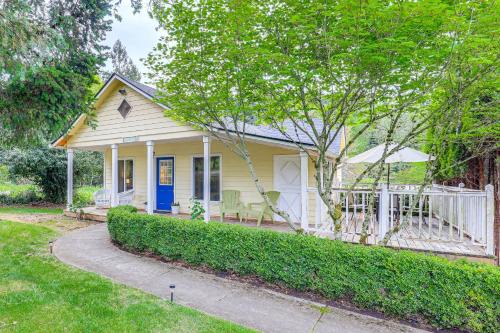 Carver House | 8 Mi to Columbia River Gorge: Cottage w/Deck!