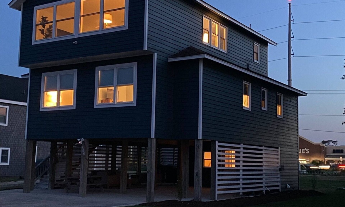 Kill Devil Hills Cottage | 9 MINUTE WALK TO THE BEACH; BEAUTIFULLY DECORATED; GREAT SIDE-STREET LOCATION