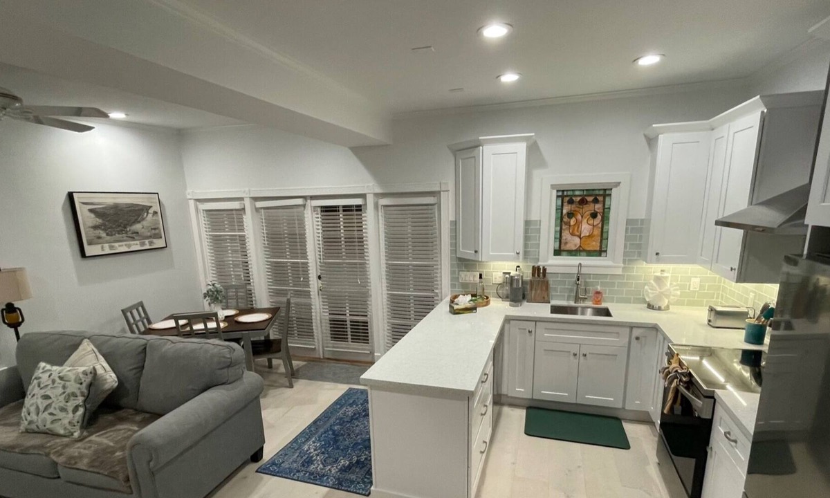Old Town Cottage | "92 in the SHADE". Spacious one bedroom with a loft in the heart of old town .