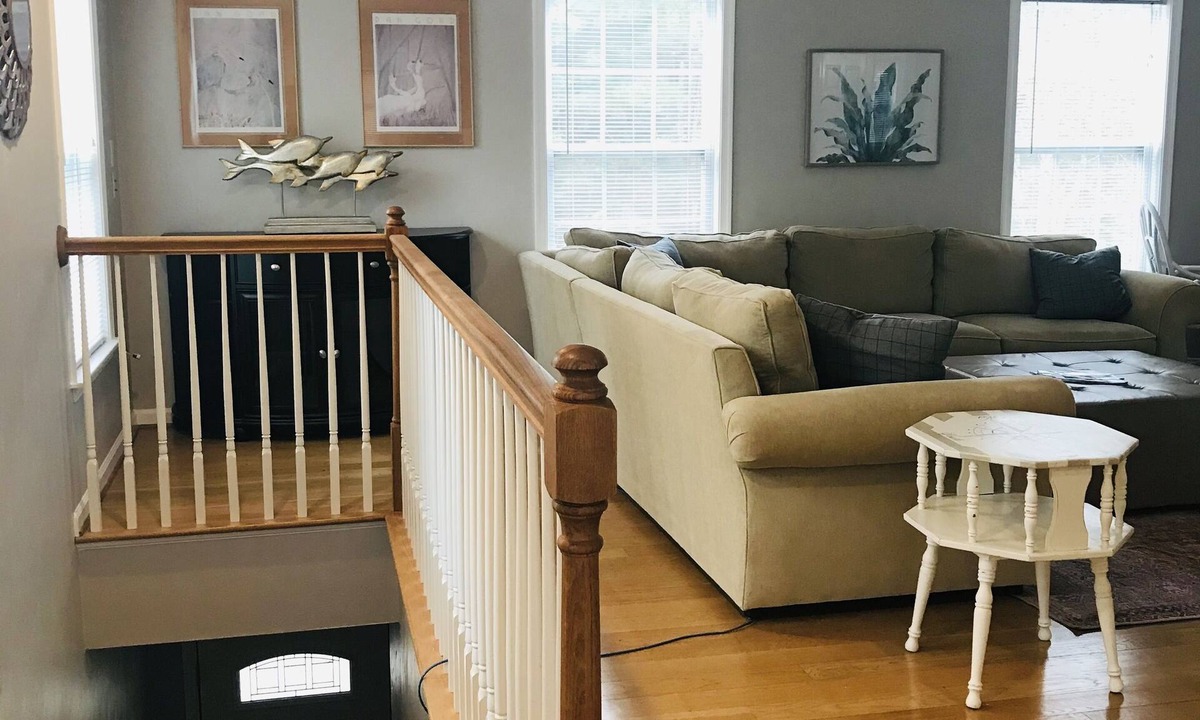 Fentress House | Adorable, detached, carriage guest house in a quiet, wooded setting.