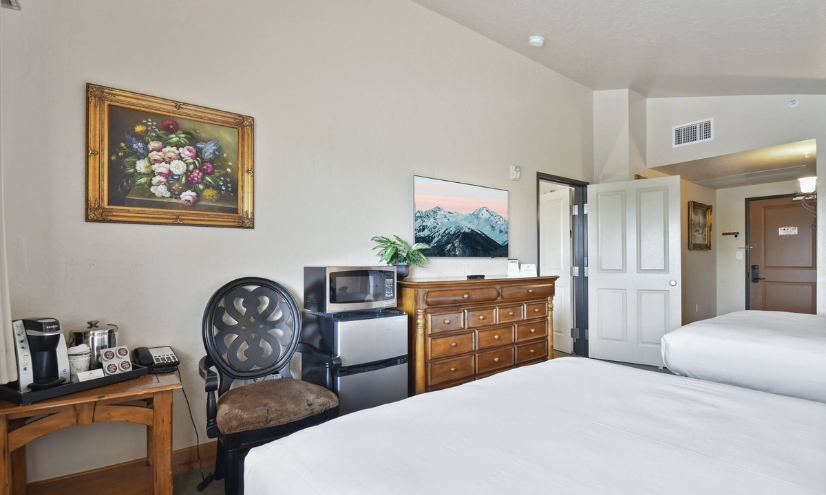 Midway Villa | Adventure Hub~Nordic Ski, Snowmobile & Snow Shoeing Villa 3061