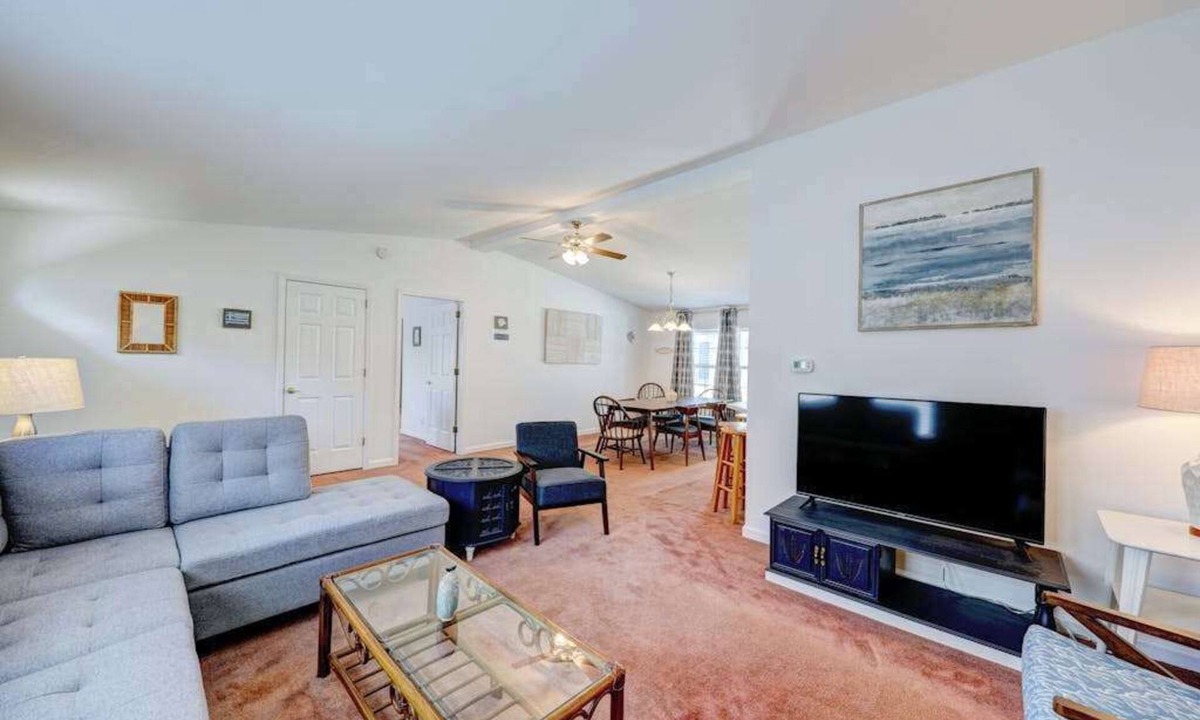 Country Club Estates House | Affordable dog-frienedly beach home w/private deck, gas grill, enclosed yard