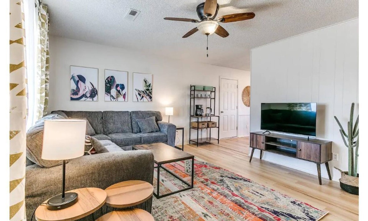 Broken Arrow Cottage | Airy & bright Broken Arrow cottage - fenced yard!