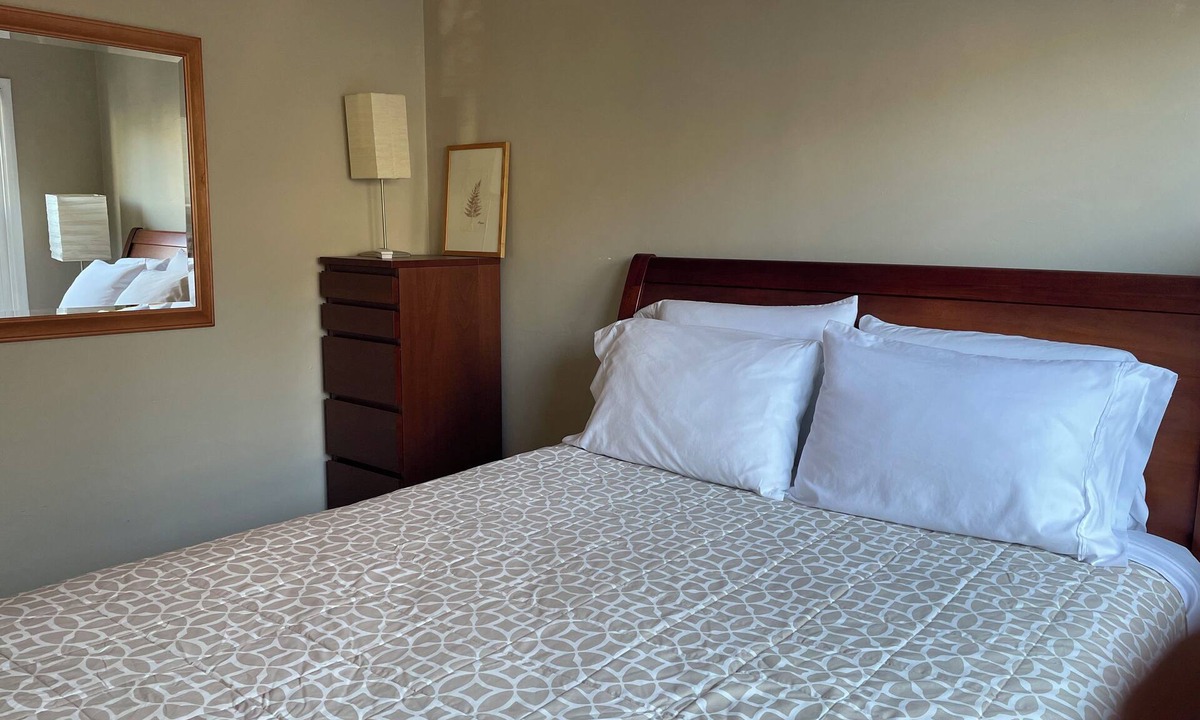 Alki House | Alki Beach Cottage 1/2 block to the beach and restaurants