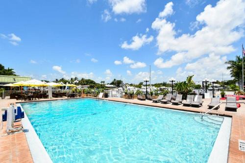 Whitfield Apartment | ALL BRAND-NEW Waterfront-Pool, Tiki Bar, Gym