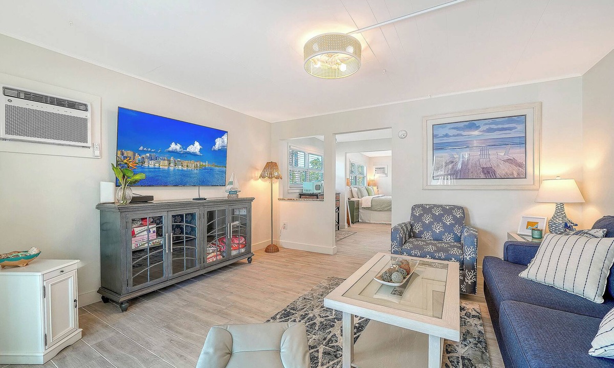 Siesta Key Cottage | All-New, Walk to Beach & Village, Private and Cozy