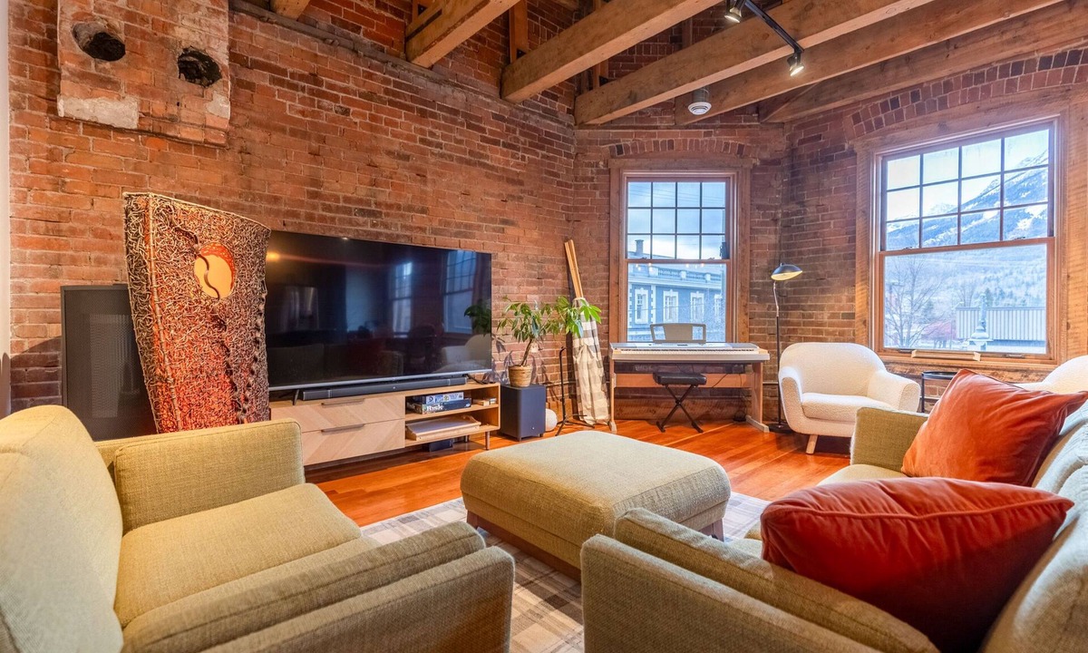 Historic Downtown Fernie Hotel | Amazing Downtown Location. Sleeps 7. Dog Friendly