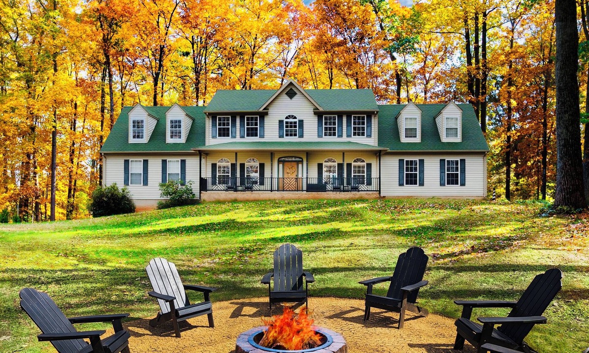 Culpeper House | Arcade room ~ Hot Tub ~ Firepit ~ BBQ ~ King beds ~ Nearby Wineries/Breweries