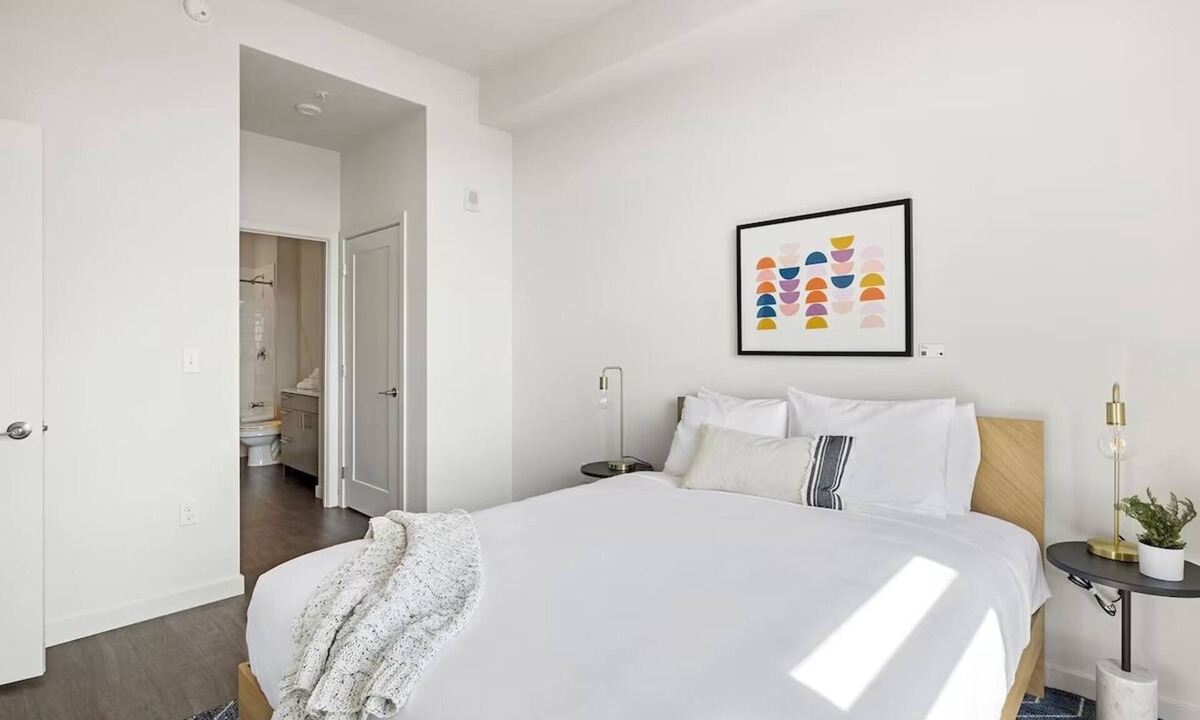 Bluemont Hotel | Arlington Rooftop Escape | Balcony & Modern Kitchen | Near Air Force Memorial