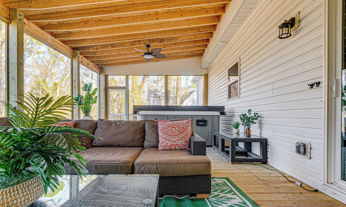 Durham House | Artist’s Retreat w/Deck! 5 Mi to Dtwn Durham