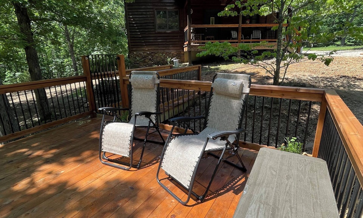 Bourbon Cabin | Authentic Cedar Cabin-Dogwood Cabin-with Pool & Meramec River Access