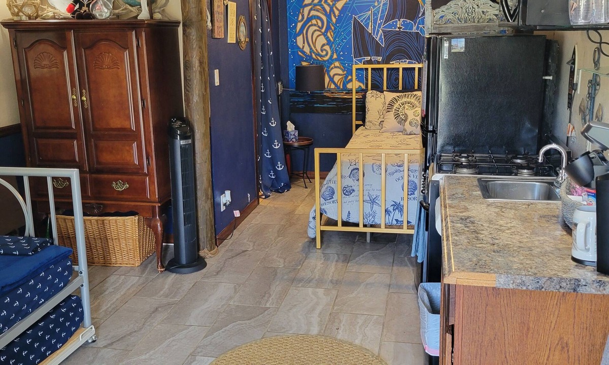 Bacliff Cottage | Awesome cottage on shared waterfront property w/275' pier, pool & hot tub