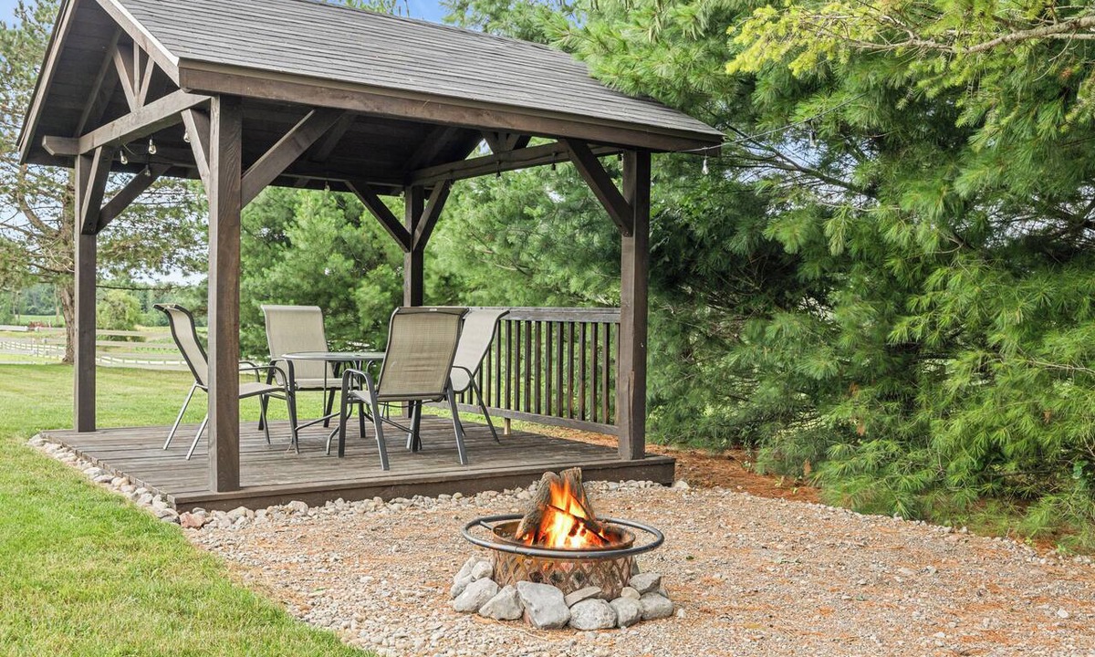 Oaks Corners Cottage | Backyard Fire Ring & Deck w/Grill · Games