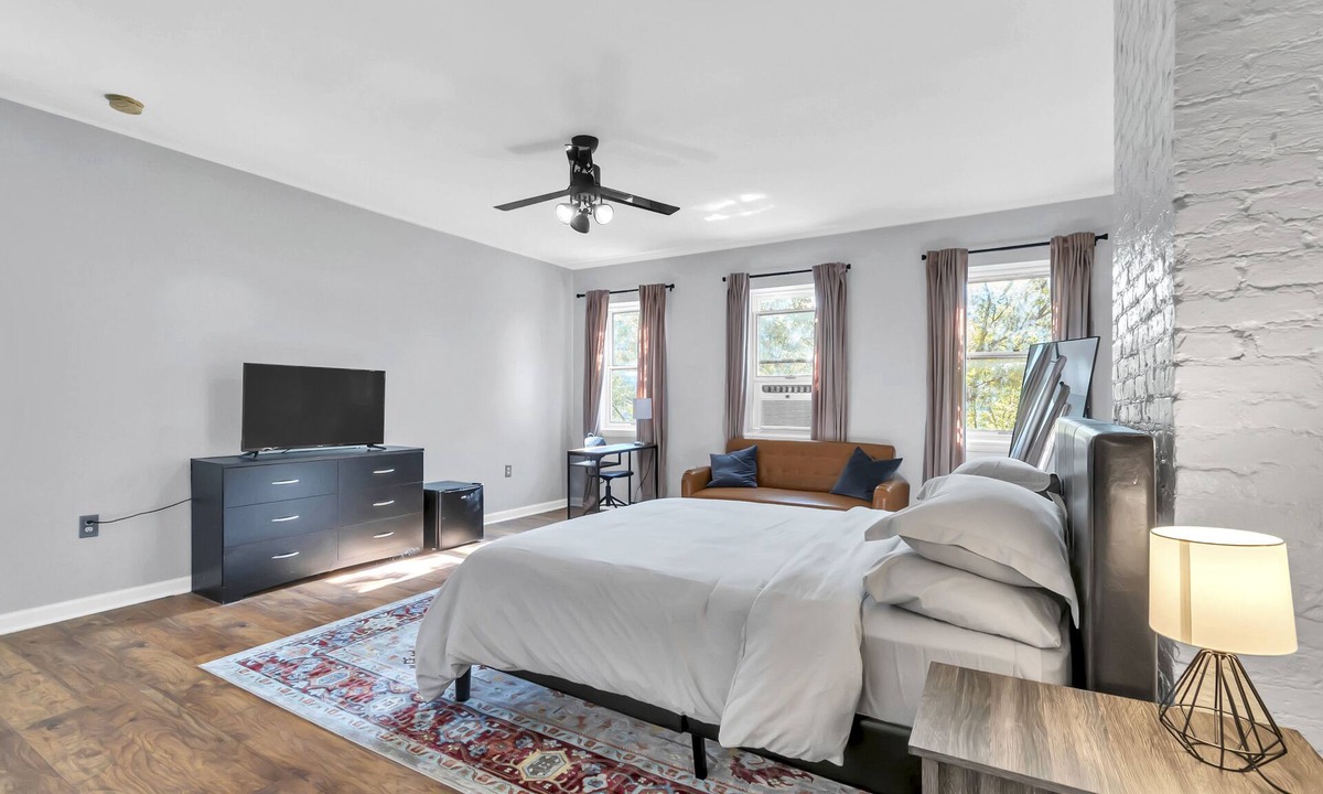 Downtown Baltimore Apartment | Baltimore Hopkins Medical Apt. 4- walking distance to Fells Point & Inner Harbor