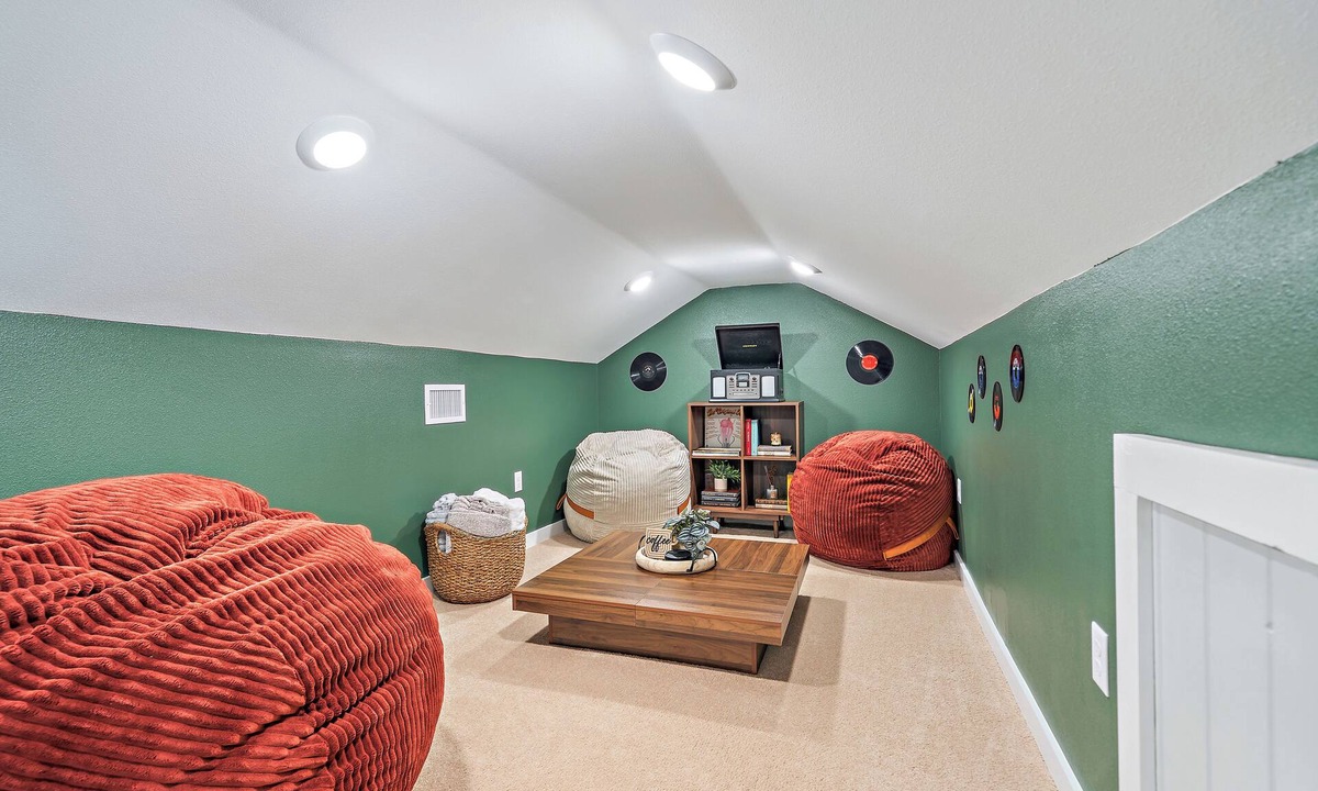 Southgate House | Barista’s Loft- 2BR/1BR + loft near beaches, Pinecraft-Amish/Mennonite community