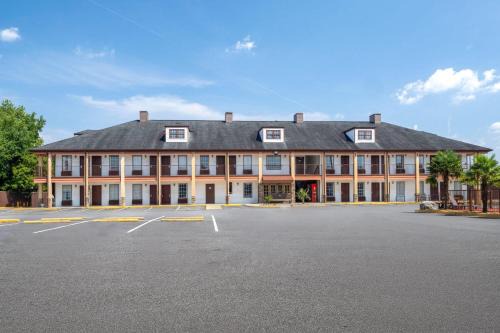 Commerce Hotel | Baymont by Wyndham Commerce GA Near Tanger Outlets Mall