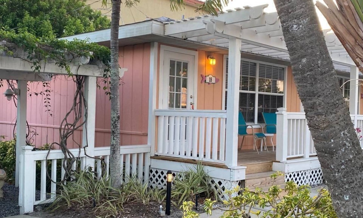 Bradenton Beach Cottage | Beach across the road, pool a few steps out the door of this charming cottage.