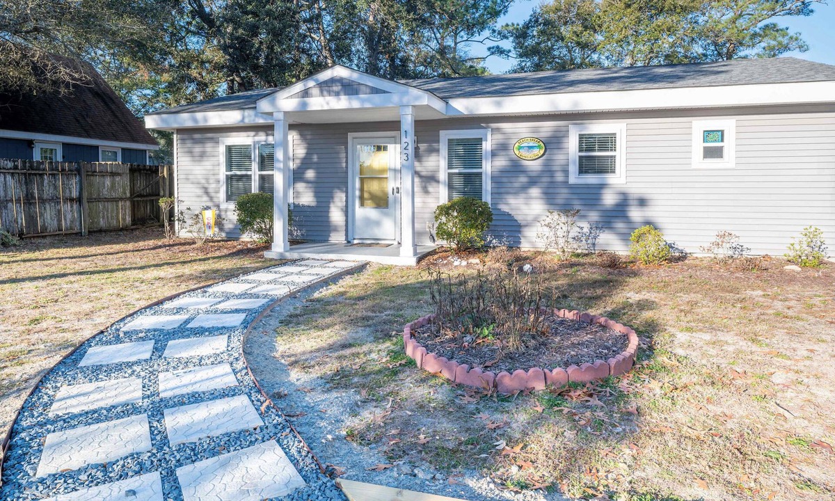 Tranquil Harbour Cottage | Beach Break Bungalow: Cozy Cottage with Hot Tub & Fire Pit - Dogs Welcome!