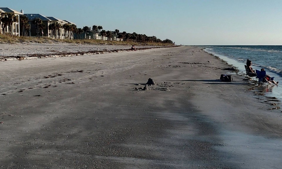 Belleair Beach Cottage | Beach Cottage 10 Steps to Pool, 45 Steps to Beach, Free Parking, No resort fees