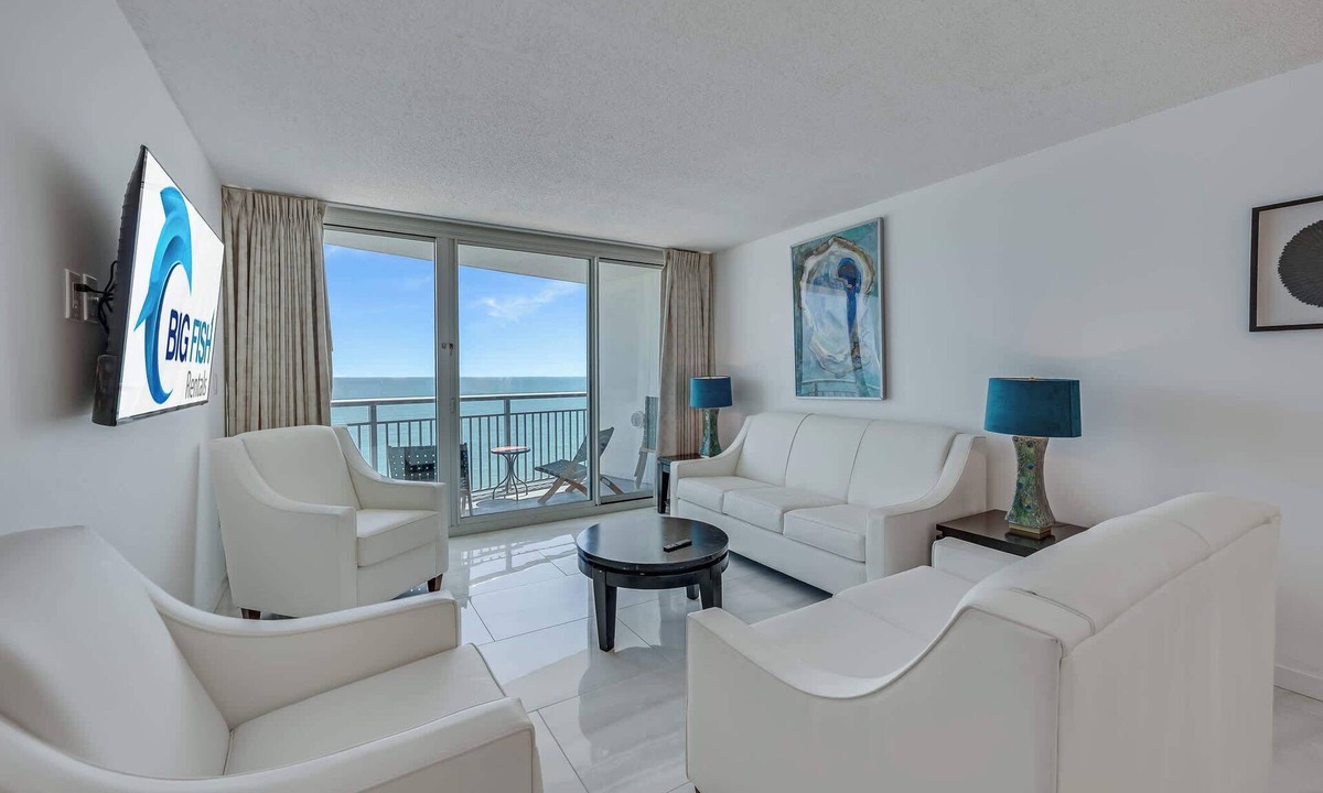 Downtown Myrtle Beach Condo | Beachfront condo with balcony & resort pools