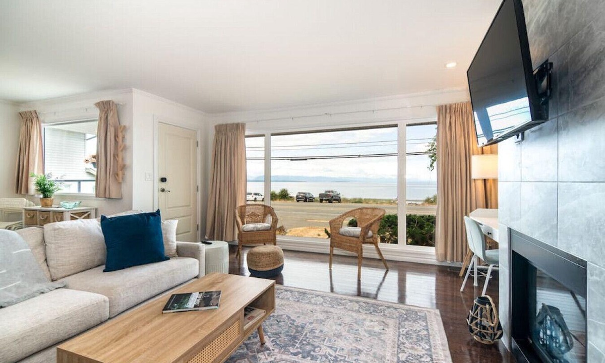 Campbell River House | Beachfront | Sandy Shore, Near Mt. Washington