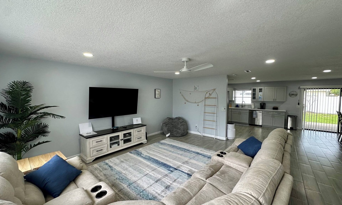 College Green Estates House | Beachy Cocoa Home Near Cruise Port W/Hot Tub