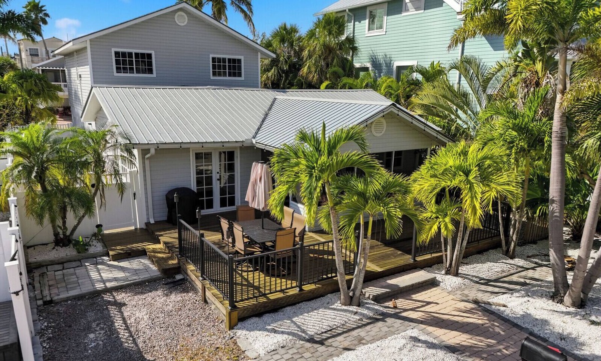 Bradenton Beach Cottage | Beachy Duplex Retreat: Pine Key & Pelican’s Nest!