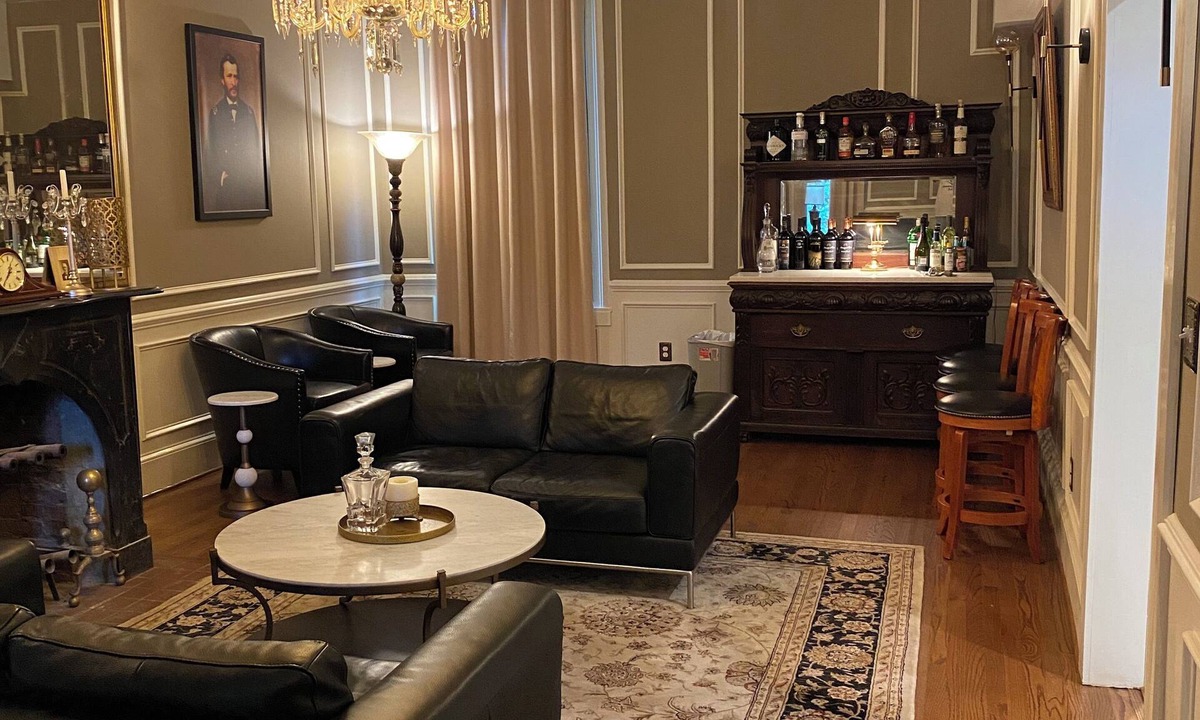 Relay House | "Beaumont" A charming farmhouse in Historic Relay-5 acre, 3 beds, WiFi and HVAC.