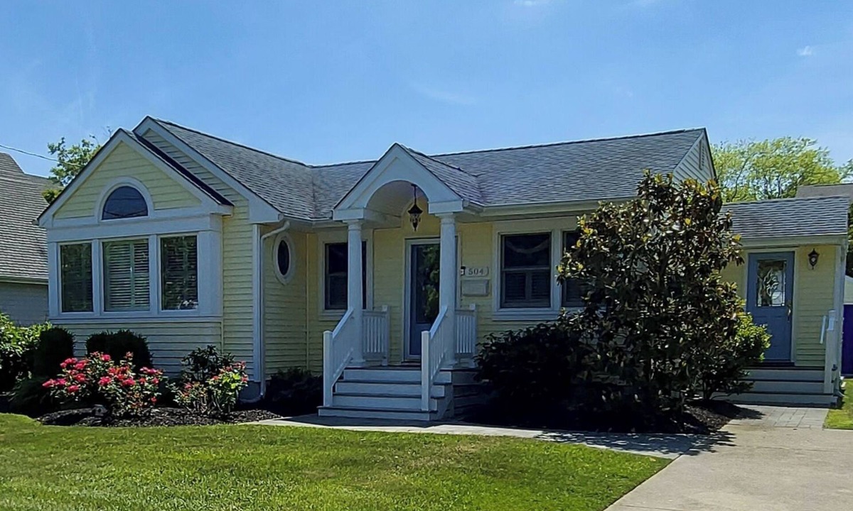 Village Green House | Beautiful 3 Bedroom, 2 Bath Home Open Concept, Sleeps 6