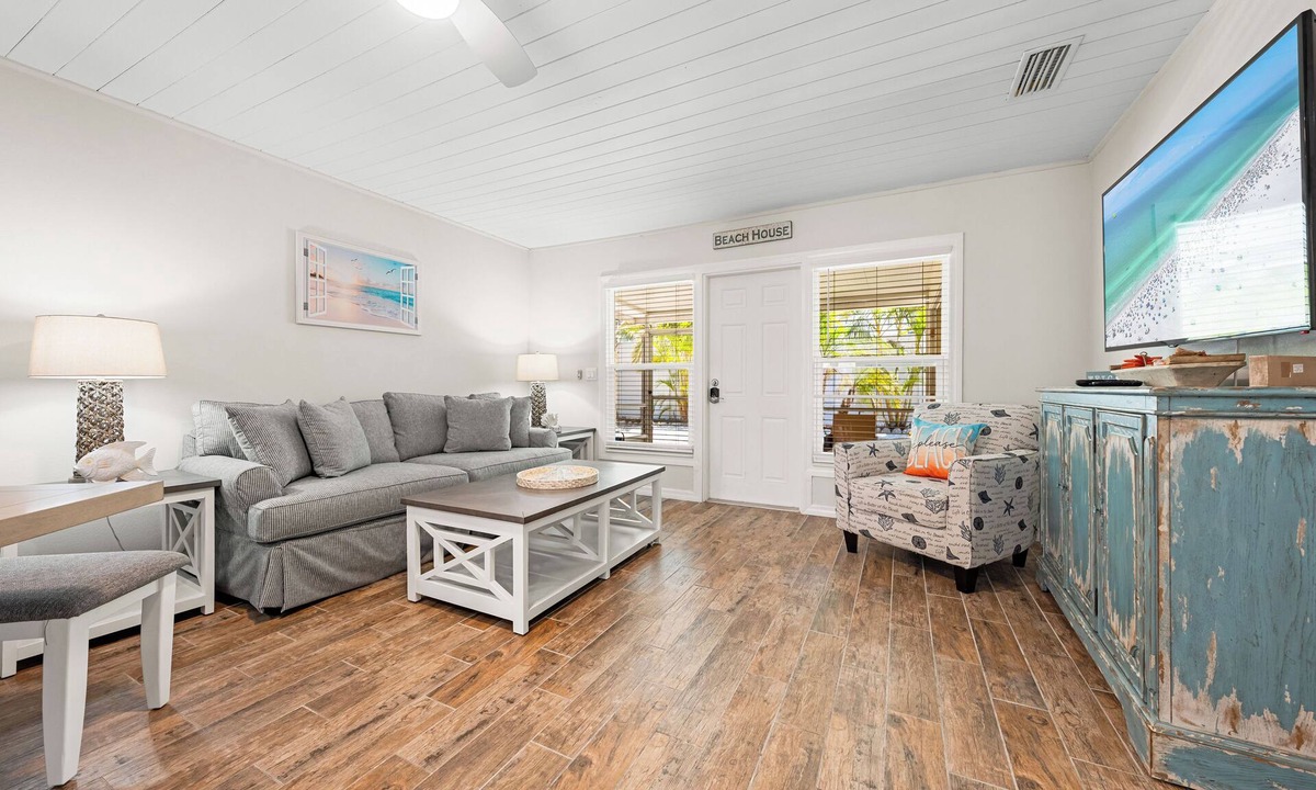 Siesta Key Villa | Beautiful 3 Bedroom 2 Bath, With A Quick Walk to Siesta Beach!