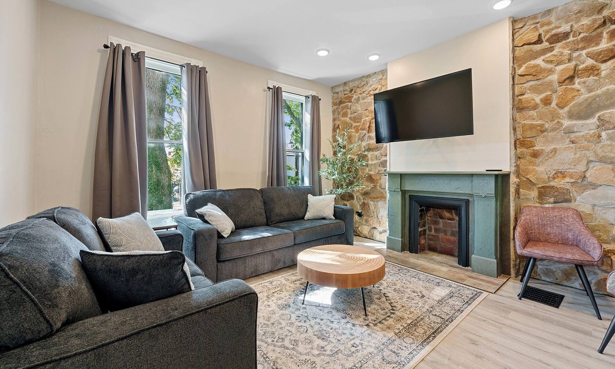Weinland Park House | Beautiful 3BR/2.5 BTH PERFECT location in Short North/Campus w/HUGE 4 car garage
