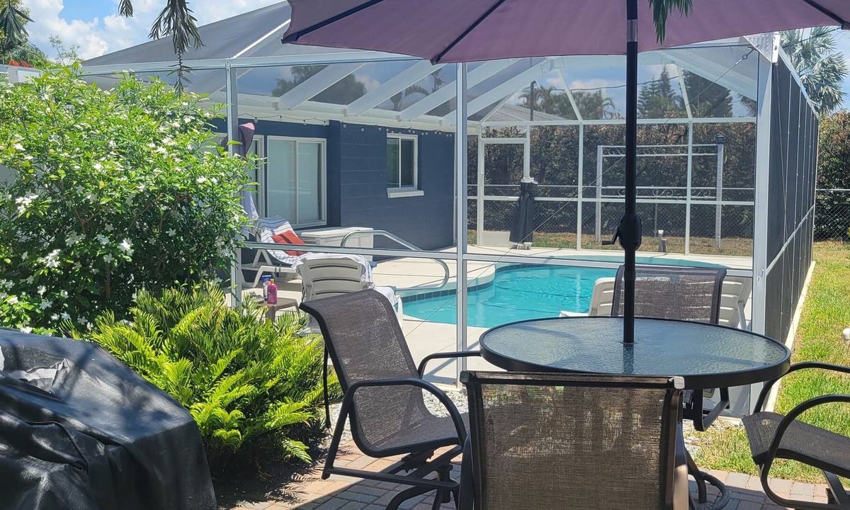 Gulf Gate Estates House | Beautiful, Cozy Home 5 mins to Siesta Key! Heated Pool;Walk to Restaurants/Shops
