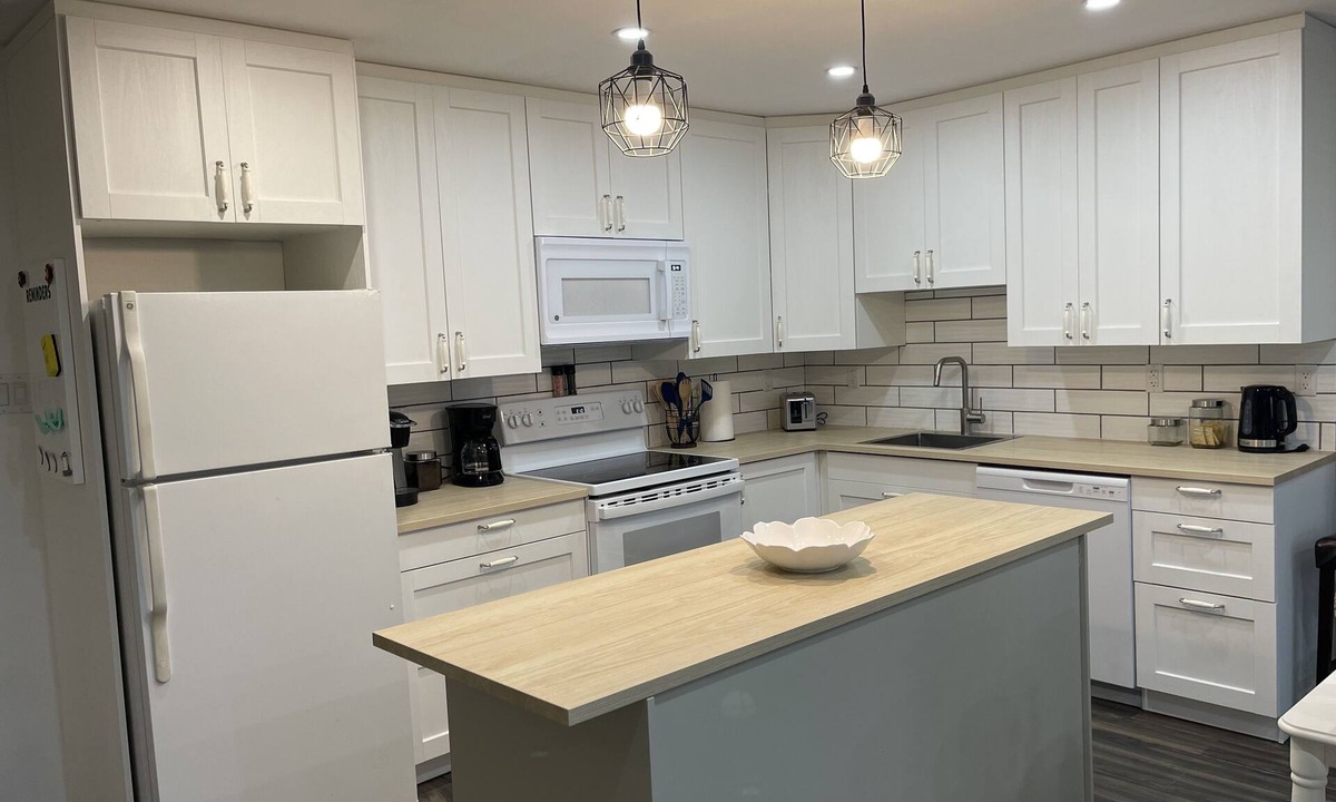 Golden House | Beautiful Mountain Views-Luxury Hot Tub-Family & Pet Friendly