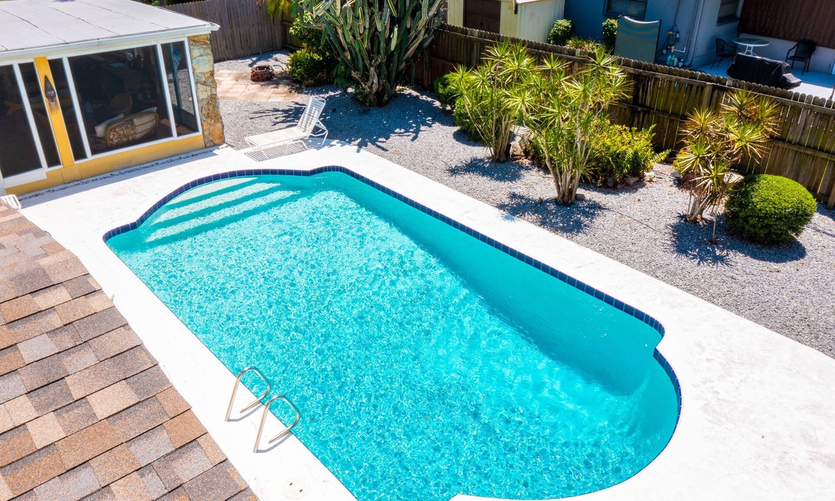 Clearwater House | Beautiful Remodeled House - Outdoor Pool & screened Florida Room