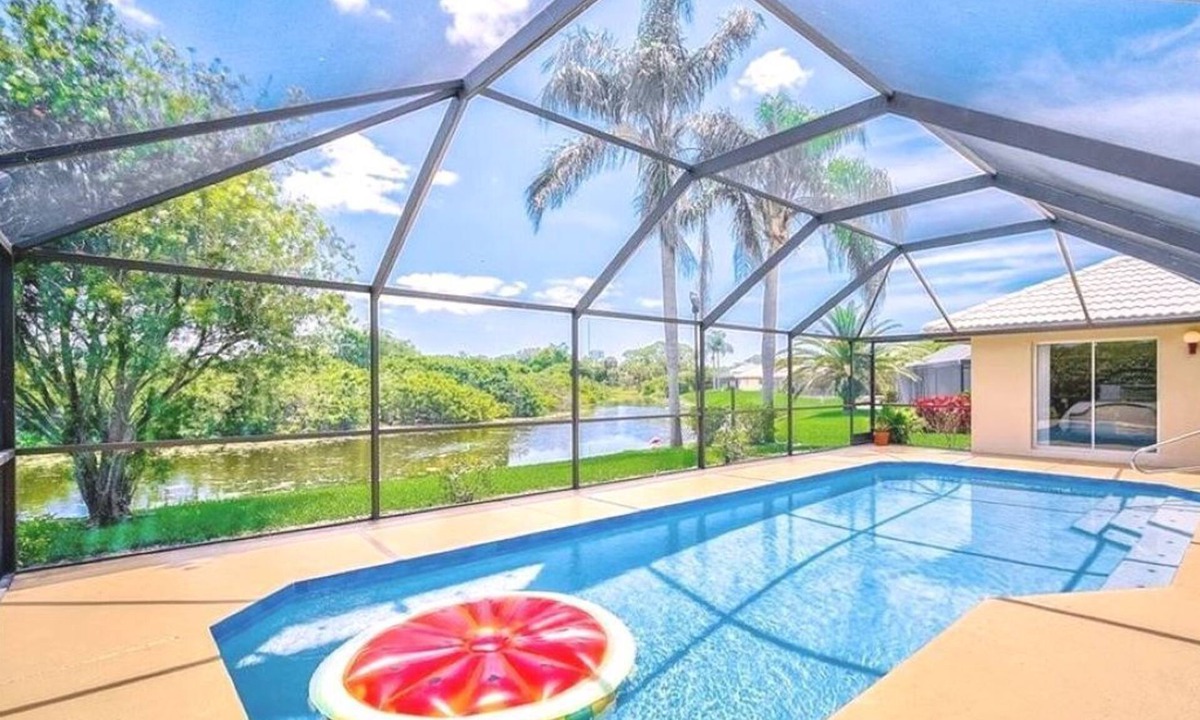 Laurel House | Beautiful Waterfront House w/Pool, 7 min to the Beach