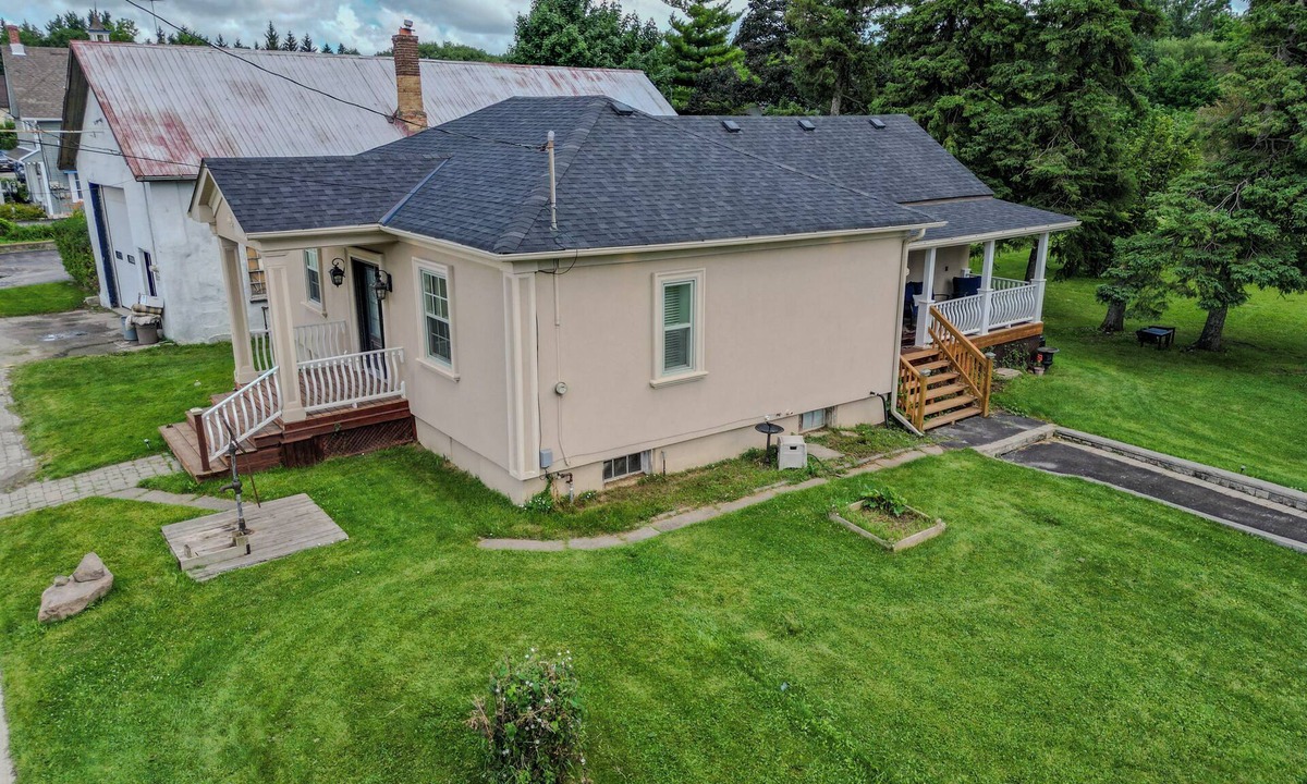 Vaughan House | Beautifully Fully Furnished 2 Bed 1 Bath Bungalow - on 2.5 Acres