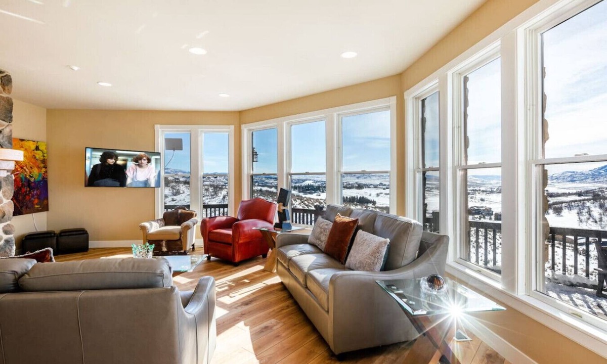 North Snyderville Basin House | Bella Vista | Sleeps 21 · Hot Tub · Mountain Views