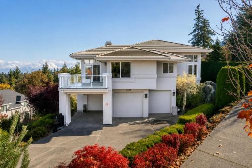 Cougar Mountain Villa | Bellevue Retreat - Private House