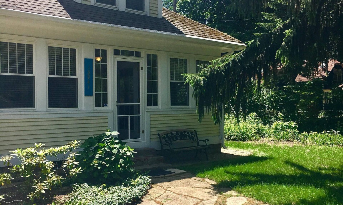 Union Pier Cottage | Best location-Room for all. Steps to the beach easy stroll to town. Private yard