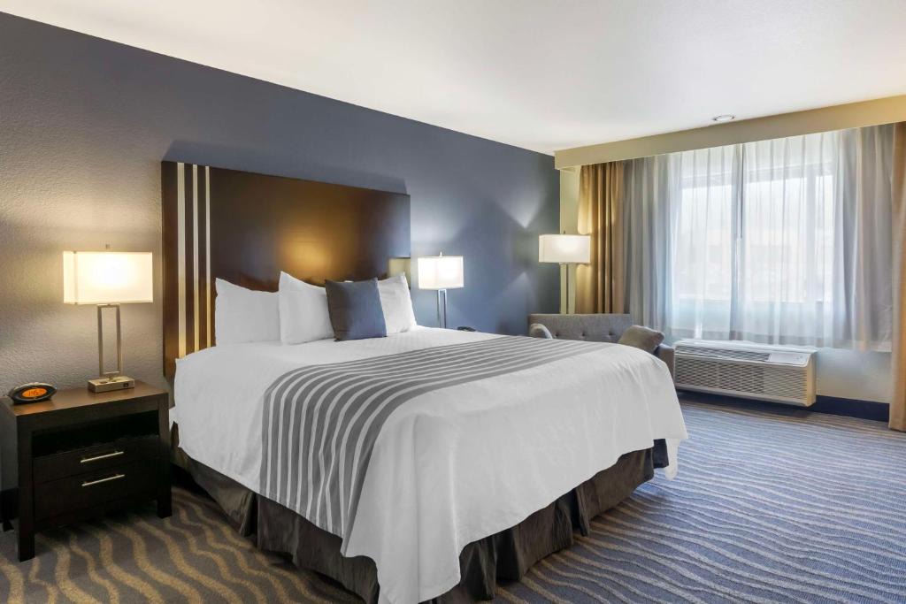 The Bowl of Edmonds Hotel | Best Western Plus Edmonds Harbor Inn