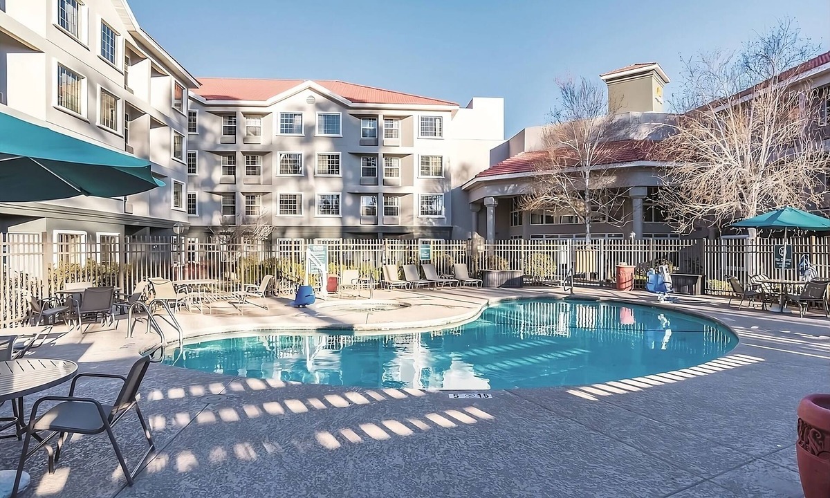 Woodlands Village House | Better Choice for your Vacation! 2 Pet-Friendly Units, Pool, Free Parking
