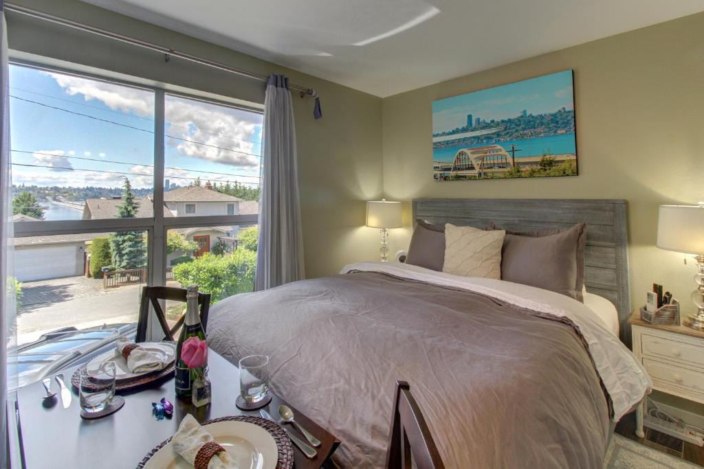 Mercer Island House | Blue Angels Room Mercer Island