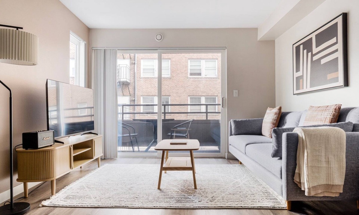 Cascade Apartment | Blueground | South Lake Union, balcony, nr Lake Union